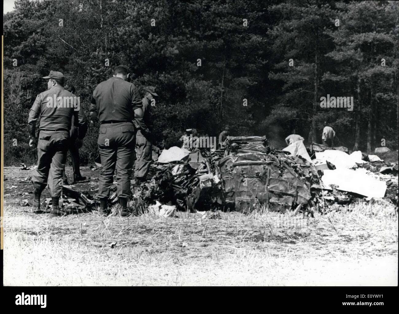 19. August 1971 - bis jetzt schlimmsten Helikopter Unfall IN WEST-Deutschland: Während die Kasse jetzt schlechtesten Hubschrauberunfall...... in der Bundesrepublik Deutschland am 18. August 1971 37 amerikanische Soldaten starben in der Nähe von Pegnitz. Die meisten von ihnen verbrannt, nachdem die Maschine abstürzte. In Höhe von etwa 300 Yards brachen beide Rotorblätter ab. Der Grund für die Katastrophe ist noch nicht klar. Der Hubschrauber war die Crew von vier Männern und 33 Soldaten, die an Flughäfen in den USA Grafenwohr aus Ludwigsburg transportiert werden sollten. Niemand konnte gerettet werden. Es ist noch nicht klar, ob der Hubschrauber bereits in der Luft oder nach dem Absturz explodierte. OPS Stockfoto