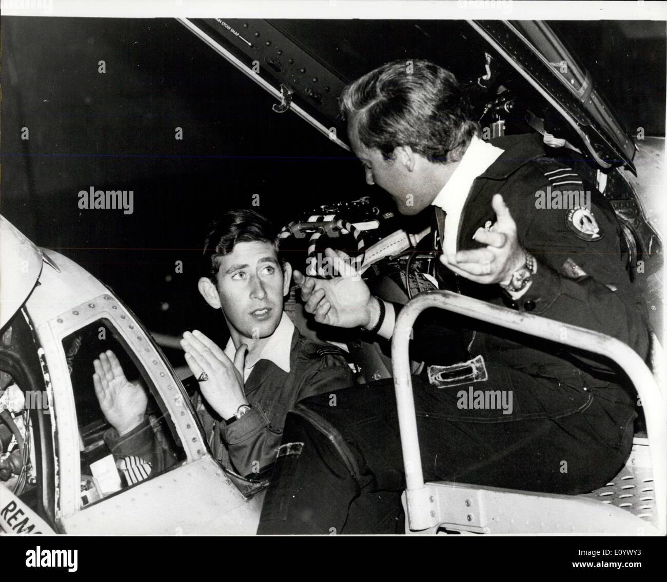 19. August 1971 - 19. August 1971 Prince Of Wales erhalten seine R.A.F Ã ¢ Â'¬Ëœservice Flügel Morgen. Der Prinz von Wales, zusammen mit 32 anderen Absolventen erhalten seine R.A.F Ã ¢ â '¬ËœService' bei einer Weitergabe-Out-Parade am die R.A.F College Cranwell, Lincs, morgen (20. August) Flügel. Foto zeigt: Prinz Charles ist in ein Phantom-Flugzeuge vom Wing Commander Hank Martin, Officer Commanding Nr. 43 Geschwader, vor seinem zweistündigen Flug während des Trainings an Cranwell unterrichtet. Stockfoto