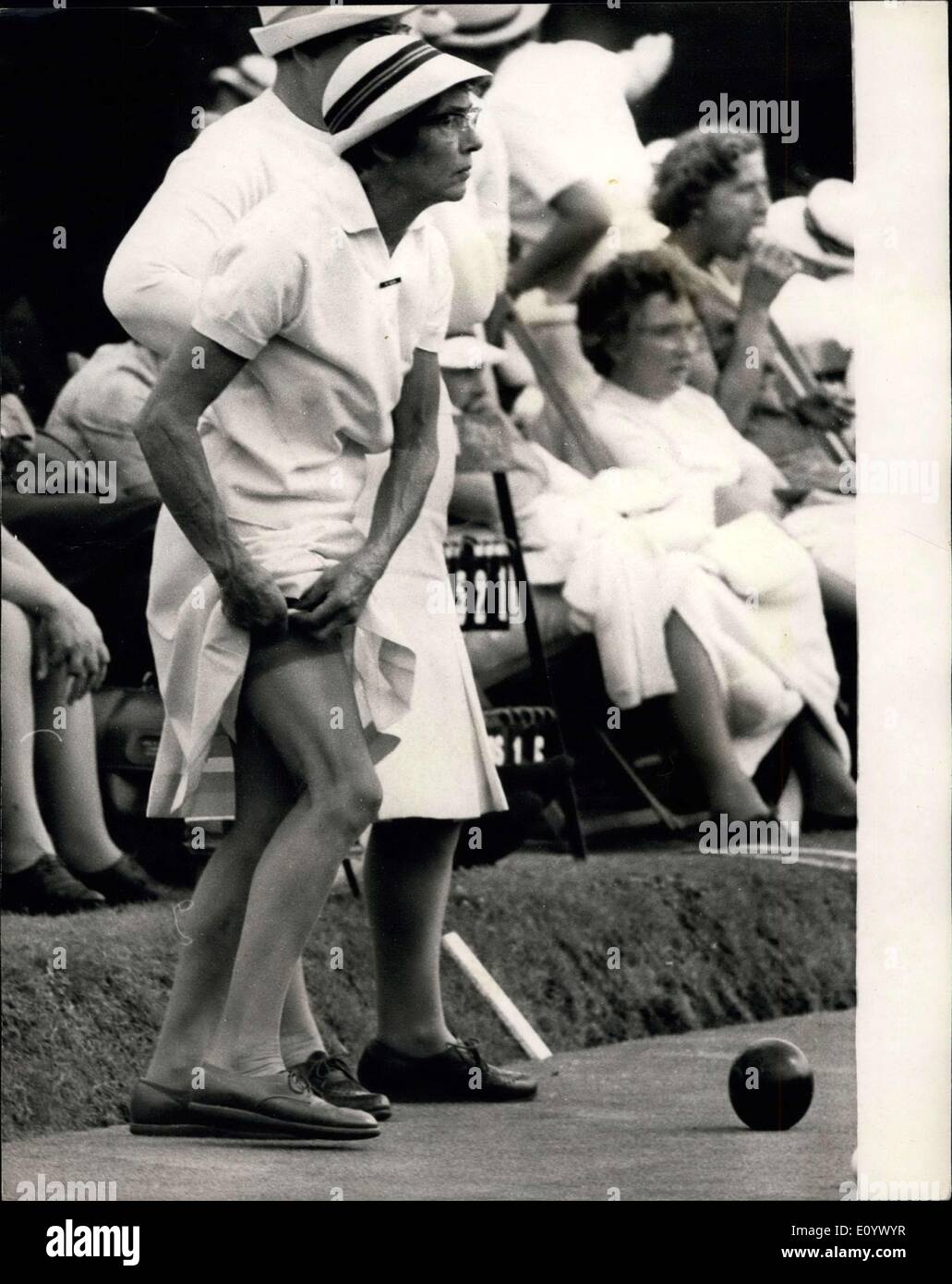 23. August 1971 - ein weiteres Problem gelöst. Foto zeigt, dass das Problem, wo ihre Kreide zu halten heute von Frau I. Noyes, gelöst wurde überspringen aus Berkshire, während der Frauen Schalen Championships in Wimbledon Park. Stockfoto