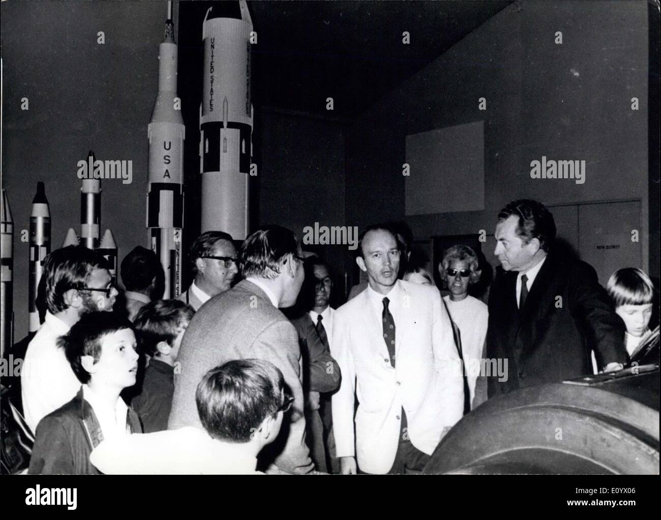 28. August 1971 - besucht der Pilot das Mutterschiff der Apollo 11, Michael Collins, während seines Aufenthalts in der Olympiastadt München (Bundesrepublik Deutschland) auch die Abteilung "Mensch und Raum '' im Deutschen Museum. Foto zeigt Michael Collins im Gespräch mit dem Direktor des Museums, T. Stilger. Stockfoto