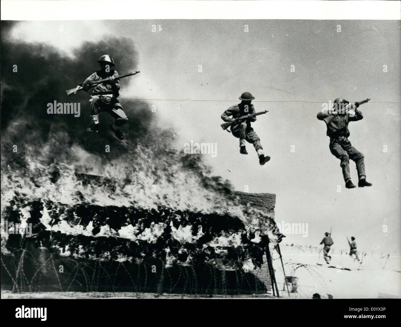 Sept. 09, 1971 - durch Feuer und Flamme für ihren König. König Hussein von Jordanien beobachtete Kadetten der Royal Military College eine Anzeige geben Stockfoto