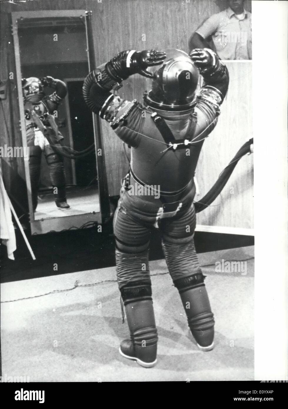 Sept. 09, 1971 - ja, ich denke, es passt zu mir; Astronaut Charles M. Duke Jr, der Pilot der Mondlandefähre für die National Aeronautics und Stockfoto