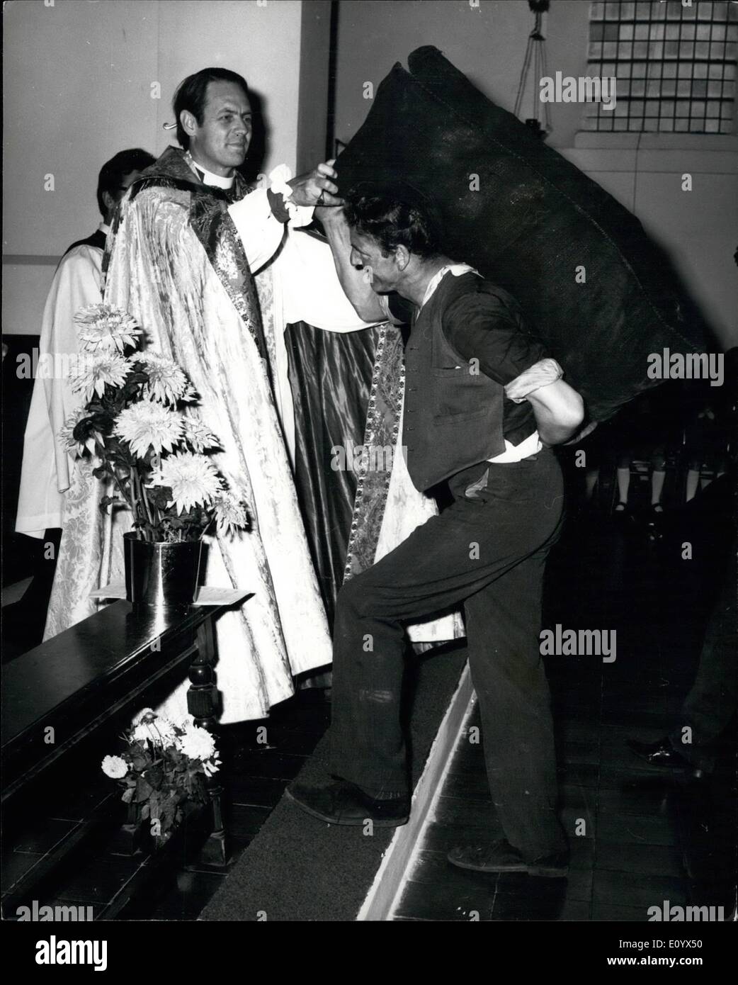 Sept. 09, 1971 - Workers Dankgottesdienst: Abnahme einige beste Haushalt Nüsse auf dem Altar der St. Barnabas Kirche in der G.L.C. Downham Sozialsiedlung gestern - RT. Rev. David Sheppard, Bischof Suffragan von Woolwich, ein Geschenk von Herrn Lal Roff, 47, eine lokale machen, während der ein Arbeitnehmer Dankgottesdienst zu akzeptieren. Die Gemeinde enthalten Krankenschwestern, Dustmen und Reinigungskräfte, die ihr Handwerkszeug durchgeführt. Stockfoto