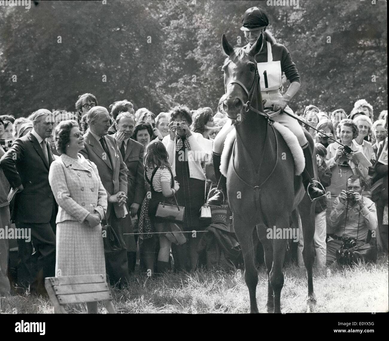 Sept. 09, 1971 - der Königin sieht Prinzessin Anne behalten ihre Führung bei den Europameisterschaften in Burghley: Foto zeigt Prinzessin Anne auf ihrem Pferd '' Wams '' ein Wort der Ermutigung Form ruft die Königin vor compering in die Straße und Tracks Veranstaltung in Burghley Horse Trials European Championships, Sramford, Lincolnshire. Stockfoto