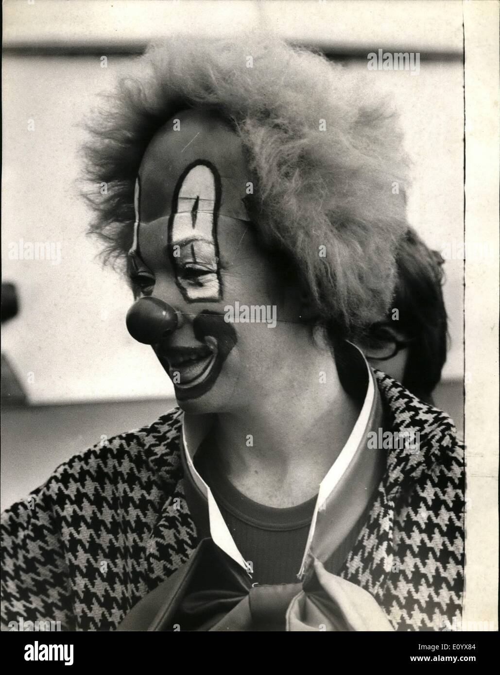 Sept. 09, 1971 - Shirley MacLaine In neue A.T.V.-Serie: Shirley MacLaine, die Hauptrolle mit John Gregson ist in eine neue A.T.V.-Serie namens '' Shirleys Welt '' war heute vor Ort bei Billy Smart Zirkus in Blackheath. Sie spielt eine Weltreisende Mädchen, die in dieser Episode mit einem Zirkus einläßt. Das Foto zeigt Shirley MacLaine - fast bis zur Unkenntlichkeit unter ihr Clown Make-up - an Originalschauplätzen in Blackheath abgebildet. Stockfoto