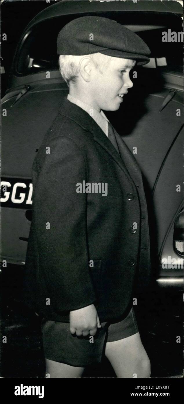 Sept. 09, 1971 - Prinz Edward beginnt Schule. Prince Edward, sieben-jährige jüngster Sohn der Königin, startete heute die £100 pro Begriff Gibbs Preparatory School in Kensington. Ebenfalls ab heute war James Ogilvy, der Sohn von Prinzessin Alexandra und Herr Angus Ogilvy. Foto zeigt: Prinz Edward gesehen in Gibbs Prep School in Kensington heute Morgen. Stockfoto