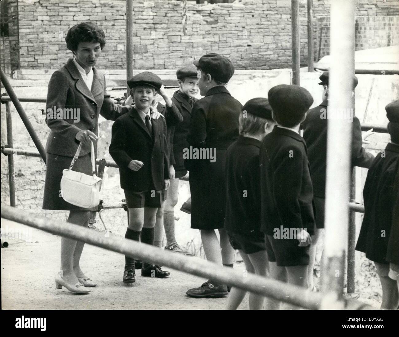 Sept. 09, 1971 - Prinz Edward beginnt Schule: Prince Edward, 7 Jahre, jüngste Sohn der Queen, Schule startete gestern mit Prinzessin Alexander 7 Jahre alten Sohn, James Ogilvy. Die jungen, die Private mit Privatunterricht im Buckingham Palace wurden, trat 90 andere Jungs in Gibbs Preparatory School, West Kensington, London. Foto zeigt Lehrerin Miss Rosemary Harris stellt ihr und auf der Schulter von Prince Edward, wie sie die Jungs auf eine Fact-Finding Tour durch den Bezirk in der Nähe der Schule begleitet. Stockfoto