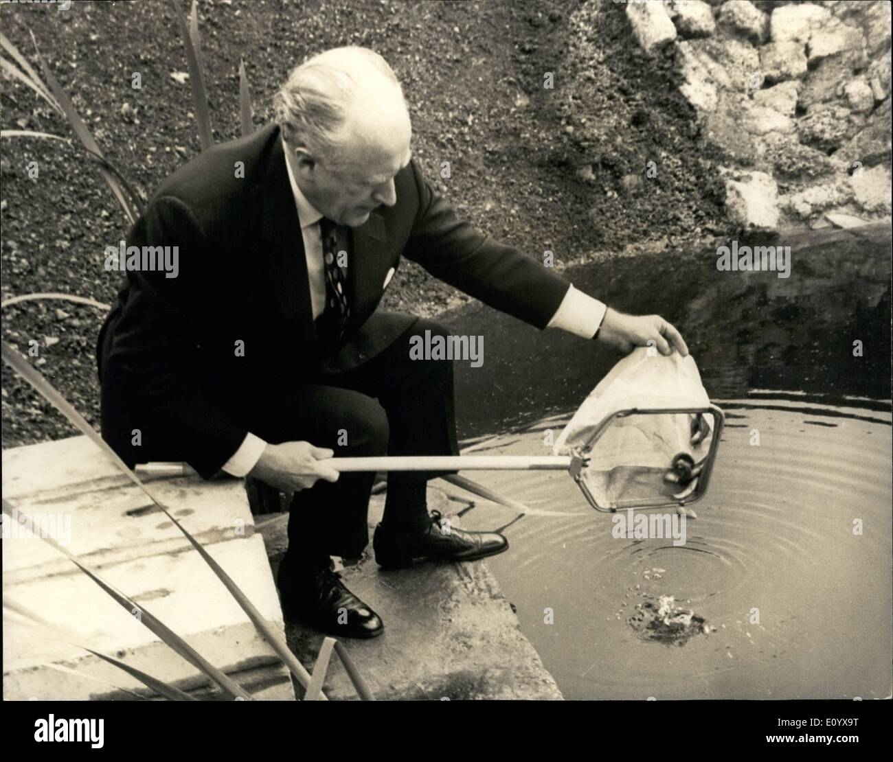Sept. 09, 1971 - GLC Führer öffnet Fisch Versuchsgerät: Sir Desmond Plummer, Leiter des greater London Council, eröffnet heute die GLC Fisch Versuchsgerät am Deephams Kläranlagen, Edmonton. Sir Desmond platziert die ersten Fische in das Gerät. Dieses Gerät ermöglicht die Untersuchung des Abwassers als Nahrungsquelle für Fische aber umso wichtiger wird eine zusätzliche Prüfung der Reinheit des Abwassers. Es erlaubt auch das GLC, Pestizide und Quecksilber in lebenden Organismen, die Fische sowie ihre Nahrungskette testen Stockfoto