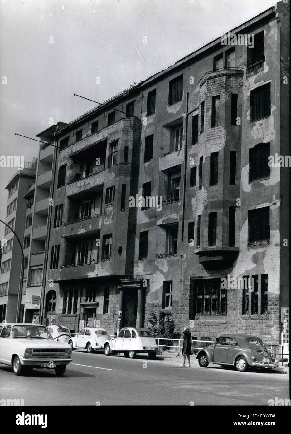 Sept. 09, 1971 Generalkonsulat der UDSSR in West - Berlin (Deutschland): das Gebäude zerstört. wird das sowjetische Generalkonsulat nach dem Essen, die in West - Berliner bald eröffnet werden soll. Es ist ein fünf - geschossigen Hauses in der Lietzenburger Strabe, eine Straße, die parallel zu den berühmten günstige ausführen, die die Sowjets bereits vor dem Krieg gehörte und Demollished während des Krieges wurde. Später diente es durch den Westen - Berlin Gas arbeitet bis 1960 und nach, dass es leer war. Das sowjetische Generalkonsulat wird Beacome 49 Stockfoto