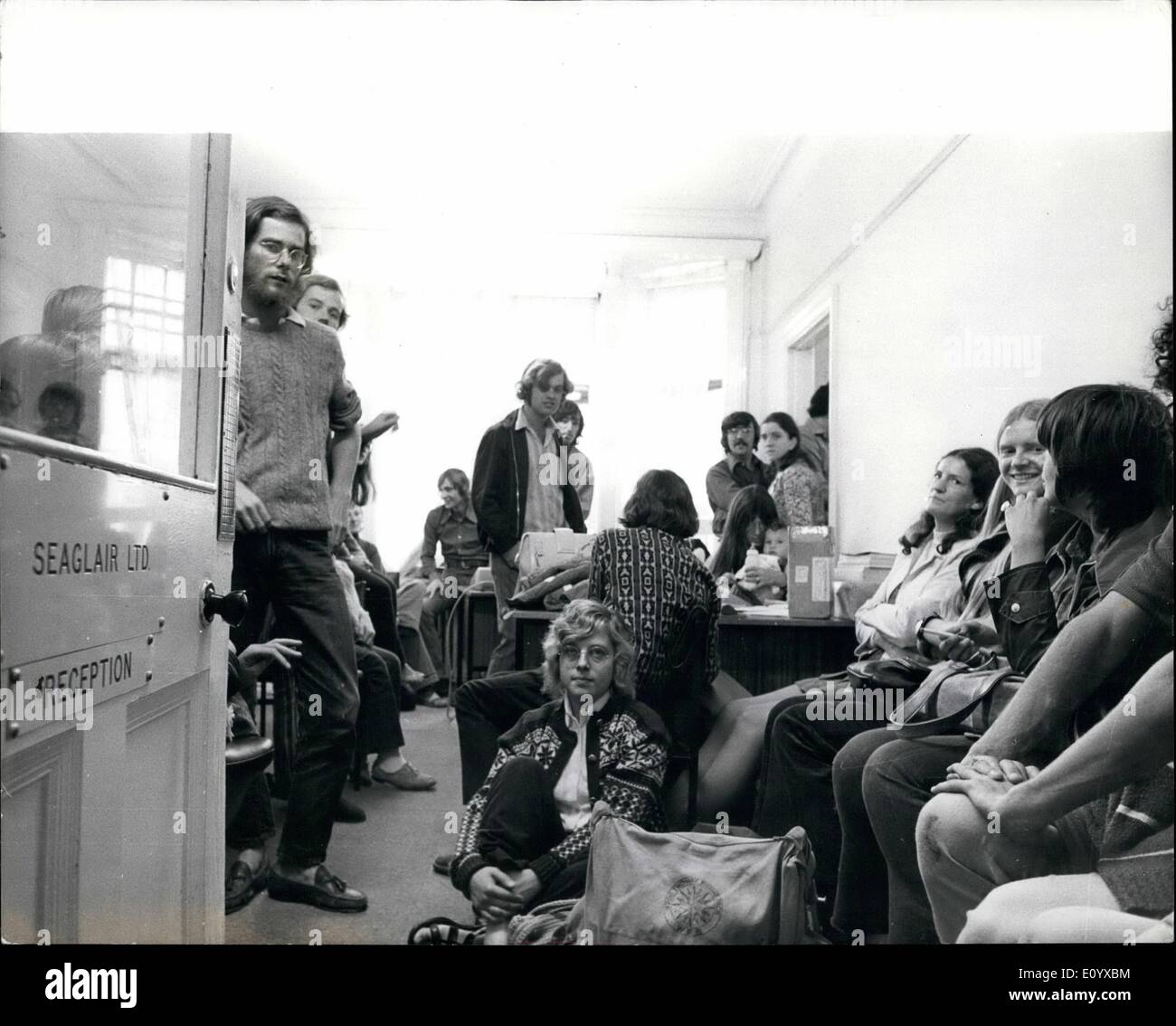 Sept. 09, 1971 - gestrandete Fluggäste belagern Air Charter Firma Büros in London. Polizei wurde gerufen, Londoner Büros von einem Air Charterunternehmen gestern gestrandet, nachdem Dutzende von amerikanischen, kanadischen und britischen Reisenden darüber beschwert, dass sie zurückgelassen worden waren, von der Firma ohne irgendeine Weise des Erhaltens nach New York. Es war Chaos möglichst vieler Reisenden drängten sich in die fünfte Etage Büros der Seaglair Canada Ltd., einen Flug nach Amerika oder ihr Geld zurück verlangen. Foto zeigt: Ein langer Weg von New York - gestrandete Fluggäste warten in der Air Charterunternehmen Büro in London gestern. Stockfoto