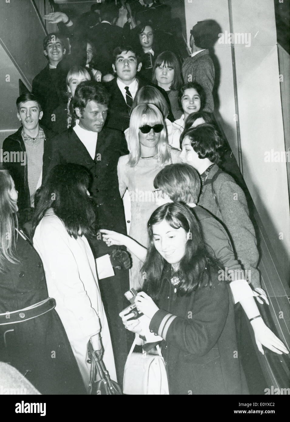 Sep 10, 1971 - Paris, Frankreich - JOHNNY HALLYDAY und SYLVIE VARTAN sind umgeben von vielen Fans eintreffen am Flughafen Orly nach Südamerika unterwegs. Genaues Datum unbekannt. Stockfoto
