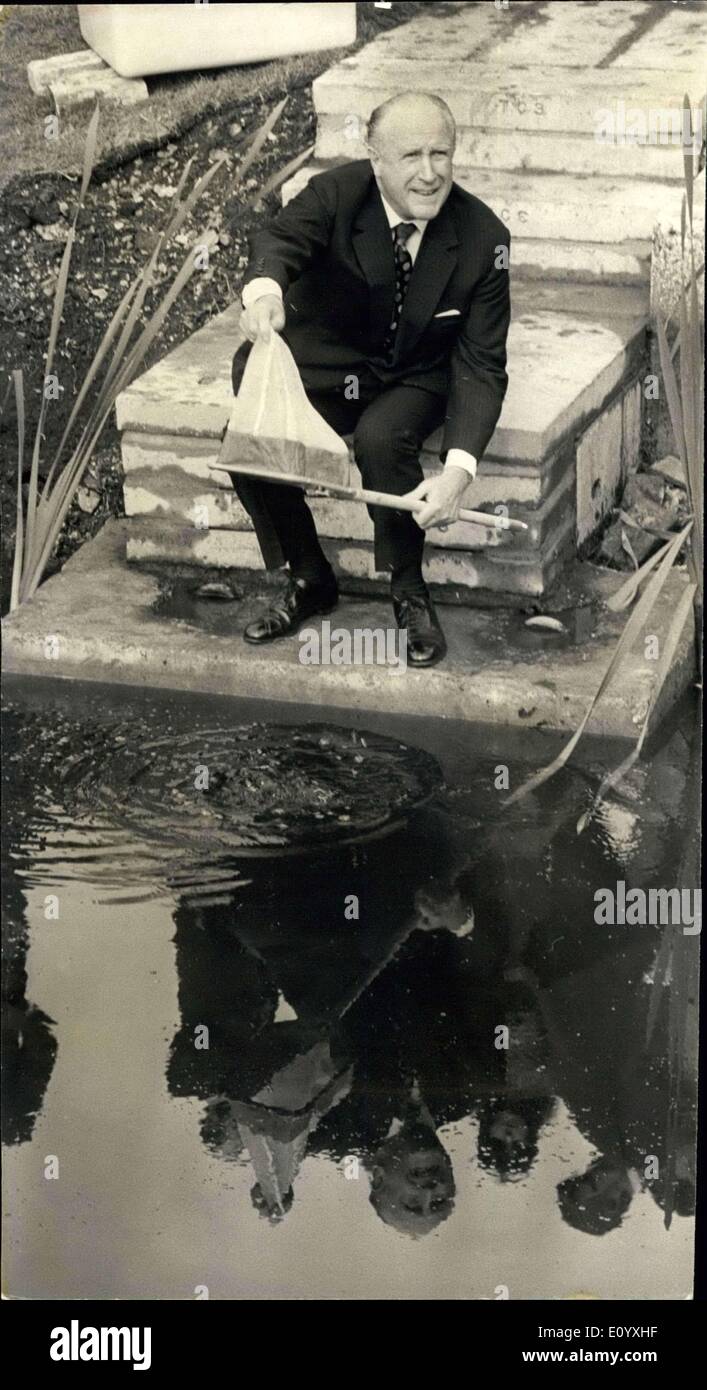 Sept. 29, 1971 - GLC Führer öffnet Fisch Versuchsgerät: Sir Desmond Plummer, Leiter des Greater London Council, eröffnet heute die GLC.s Fische Versuchsgerät am Deephams Kläranlagen, Edmonton. Sir Desmond platziert die ersten Fische in das Gerät. Dieses Gerät ermöglicht die Untersuchung des Abwassers als Nahrungsquelle für Fische aber umso wichtiger wird eine zusätzliche Prüfung der Reinheit des Abwassers. Es erlaubt auch das GLC, Pestizide und Quecksilber in lebenden Organismen, die Fische sowie ihre Nahrungskette testen Stockfoto