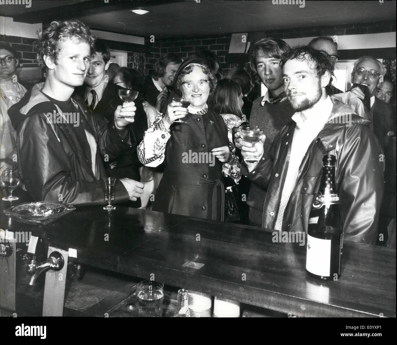 10. Oktober 1971 - lassen auf transatlantischen Regatta Segler. Das Foto zeigt Lady Rose, Ehefrau von Sir Alec Rose, nachdem ein Abschied mit drei Segler zu trinken, bevor sie Bosham, Sussex, auf einer 5.000 Meilen transatlantischen Regatta für ein Fass Bier Links. Die Teilnehmer (von links) sind Alan Gick, 25, 26, Nigel Harman und Geoffrey Cath, 27. Stockfoto