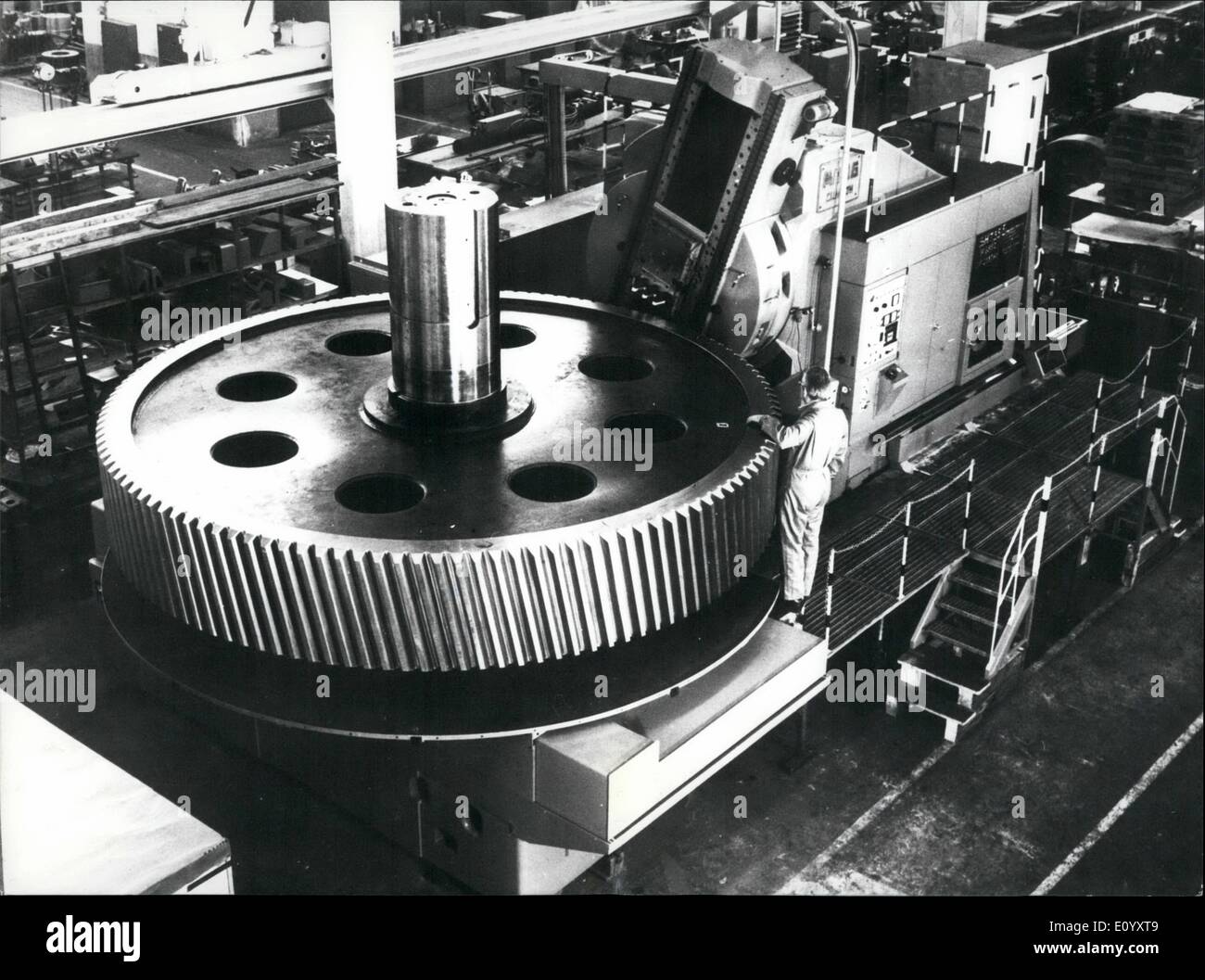 10. Oktober 1971 - der größte Werkzeugmaschine, die jemals gebaut wurde in der Schweiz.: Tho Mag-Zahnrad Ltd Zürich präsentiert dieses größte Werkzeugmaschine über in der Schweiz gebaut. Die Zahnrad-Cutter '' Maag 600/735 E'' ist Destinated für den Export in ein großes Unternehmen in Pittsburg, USA. Das Gewicht beträgt 115 Tonnen, es ist 6 Meter hohen und 12 Meter lang und kann geschnitten Zahnrad bis zu einem Durchmesser von 7,35 m und bis zu einem Gewicht von 50 Tonnen. Ein einzelner Mensch ist genug, um es zu betreiben! Stockfoto