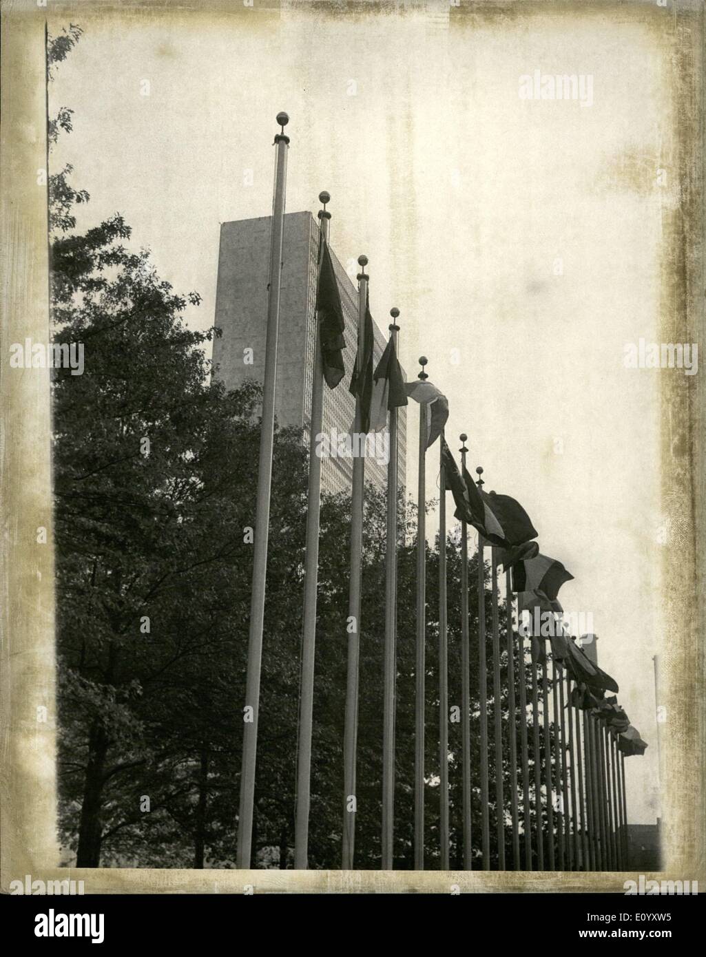 10. Oktober 1971 - wird ein Fahnenmast ist leer der nationalistische chinesische Flagge nicht mehr bei den Vereinten Nationen seit der Vertreibung angehoben. Stockfoto
