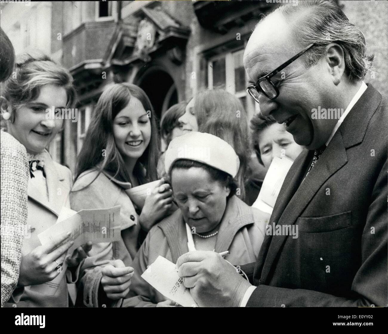 10. Oktober 1971 - Labour Leader saß Brighton für das Starten von der Jahrestagung: Foto zeigt Herr Roy Jenkins gesehen Unterzeichnung Autogramme an Brighton diese nackten zwar heraus für einen Spaziergang in der Morgensonne. Stockfoto
