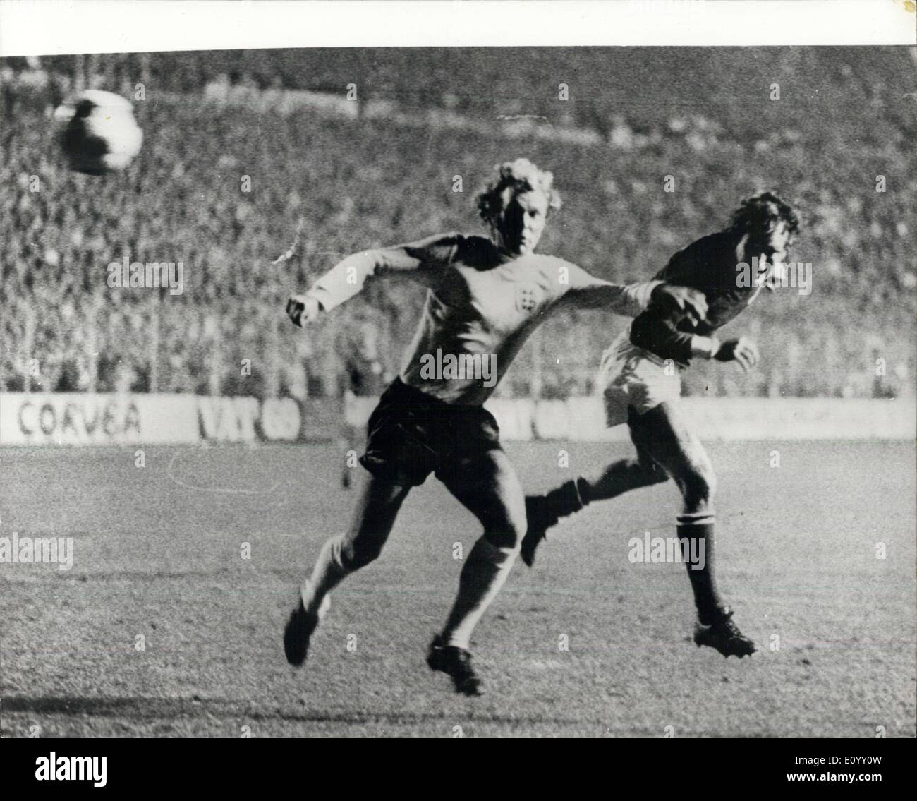 15. Oktober 1971 - England schlagen Schweiz Foto zeigt:-Kinzli der Schweiz auf rechten Seite, schlägt Bobby Moore, von England, BA Stockfoto