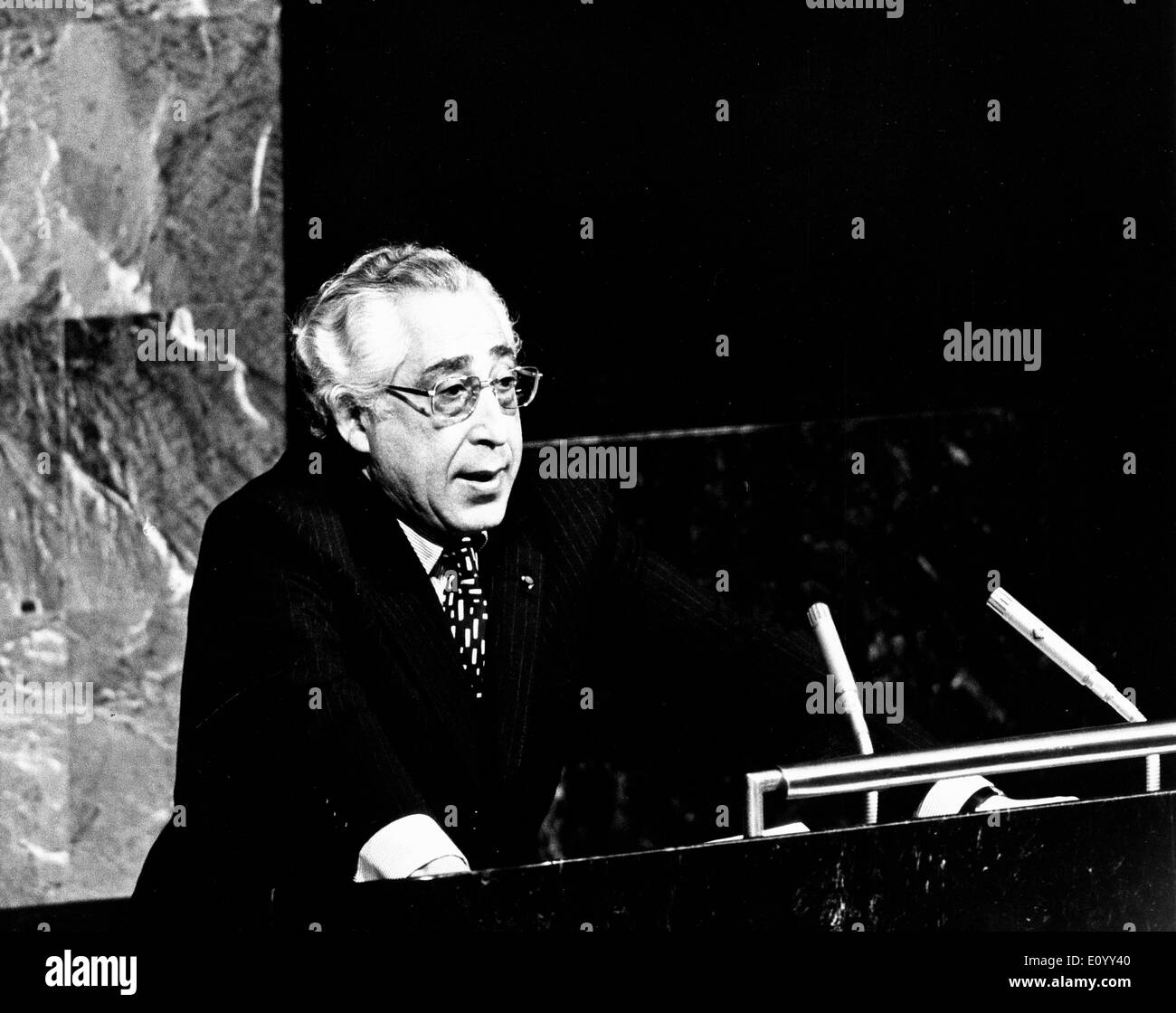 25. Oktober 1971; New York, NY, USA; RICHARD DRISS sieht man drei Entwurf Lösungen der Generalversammlung als Anerkennung einreichen Stockfoto