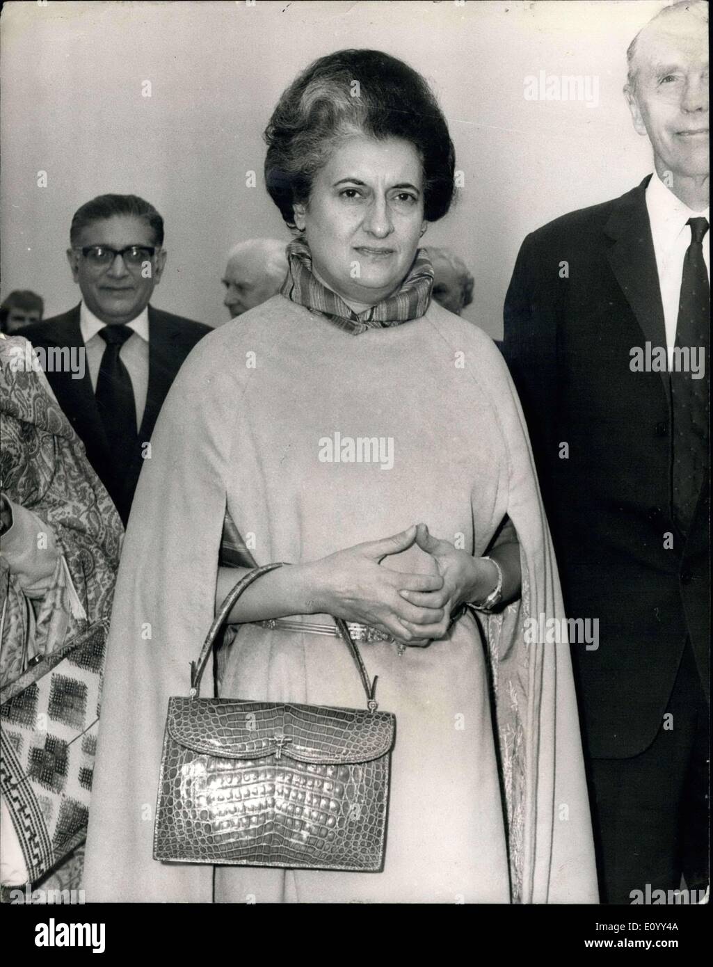 29. Oktober 1971 - Indira Gandhi kommt In London: Frau Indira Gandhi, der Premierminister Indira am Flughafen London ist heute angekommen. Sie war im Douglas Rome, Außenminister traf. Foto zeigt Frau Indira Gandhi bei ihrer Ankunft am Flughafen Heathrow heute abgebildet. Stockfoto