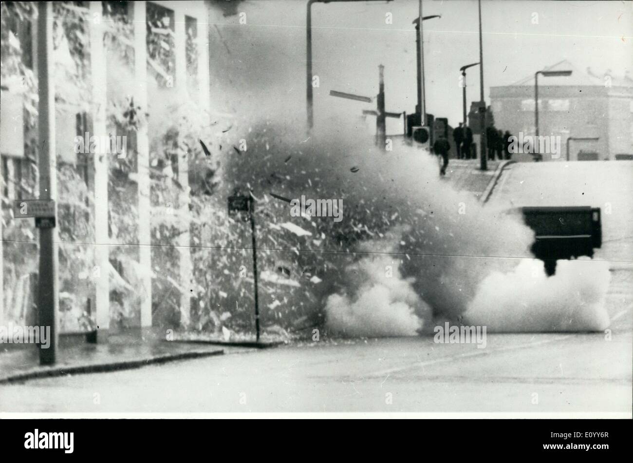 11. November 1971 - Moment der Detonation In Belfast. Der Moment der Detonation als eine terroristische Bombe explodiert und Ausblasen der Vorderseite des Autohaus nahe dem Stadtzentrum von Belfast gestern. Die Explosion ereignete sich nach Truppen eine entspannte hatte eine kleine eskortierend Gebühr um weg von der Oberseite der Bombe zu zwingen soll. Stockfoto
