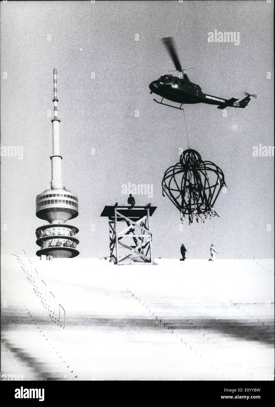 11. November 1971 - Topping-Up Zeremonie auf der Olympic Baustelle in München.: 10 Monate vor die geplante Eröffnung der Olympischen Spiele 1972, die Arbeiter auf der Baustelle heute die Fertigstellung der gigantischen feierte Dach des Stadions. Ein Hubschrauber hebt vor allem gemachte '' Krone '' aus Stahl und Girlanden auf dem Dach. Danach wurden die internationale Arbeitskräfte von 5000 Männern Freibier und Erfrischungen behandelt. Stockfoto