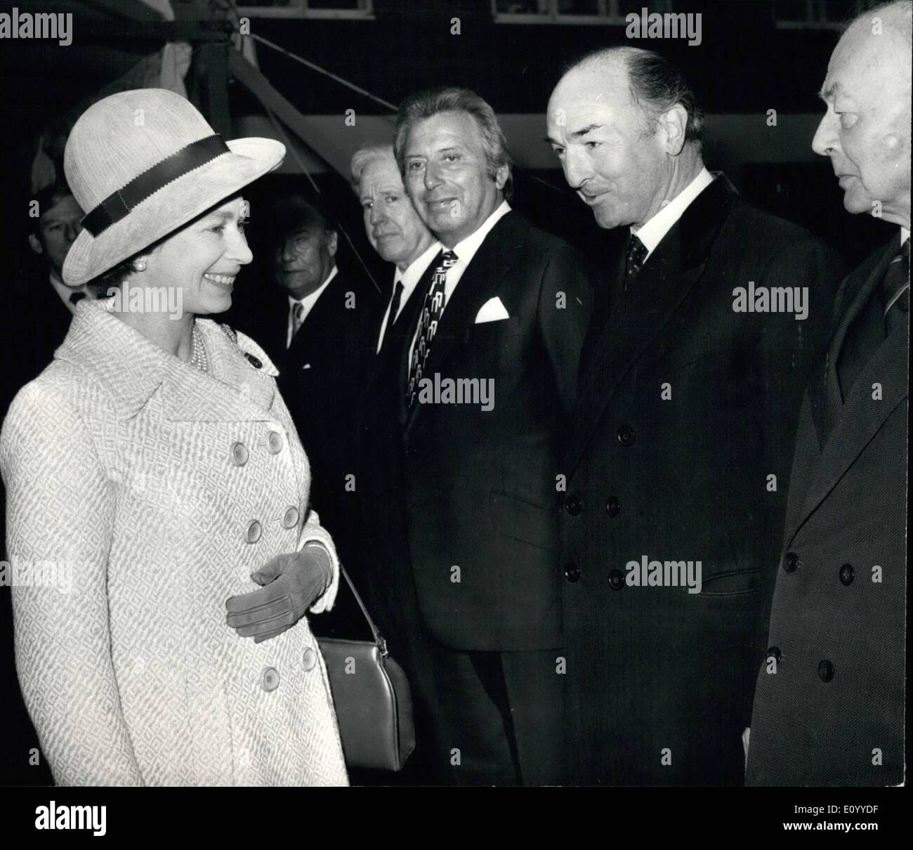 11. November 1971 - Queens öffnet Attlee Haus: Attlee Haus - benannt nach der späten Premierminister in der commercial Street, East London, finanziert durch die Attlee Memorial Foundation für Sozialarbeit - eröffnete heute H.m Die Königin. Attlee gebaut wurde auf Grund von Toynbee Hall zur Verfügung gestellt. Foto zeigt H.M die Königin mit Herrn John Profumo, plaudert, die das Kuratorium der Stiftung - Attlee House heute gehört. Stockfoto 11. November 1971 - Queens öffnet Attlee Haus: Attlee Haus - benannt nach der späten Premierminister in der commercial Street, East London, finanziert durch die Attlee Memorial Foundation für Sozialarbeit - eröffnete heute H.m Die Königin. Attlee gebaut wurde auf Grund von Toynbee Hall zur Verfügung gestellt. Foto zeigt H.M die Königin mit Herrn John Profumo, plaudert, die das Kuratorium der Stiftung - Attlee House heute gehört. Stockfoto