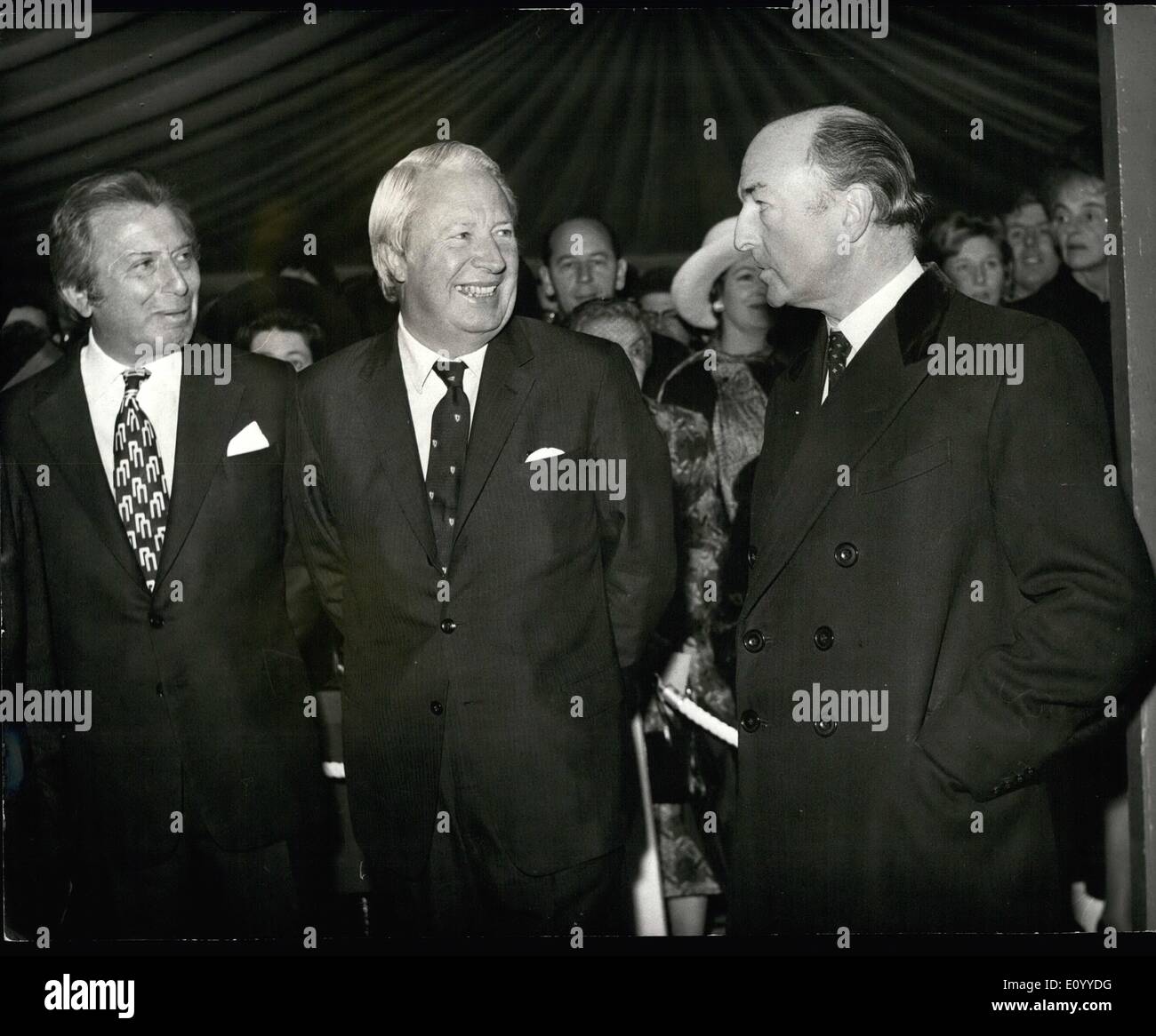 11. November 1971 - Königin öffnet Attlee Haus.: Attlee Haus benannt nach der späten Premierminister in Commercial Street. East London, die indem er Attlee Memorial Foundation für die soziale Arbeit finanziert worden war o Enend heute von HM The Queen. Attlee gebaut wurde auf Grund von Toynbee Hall zur Verfügung gestellt. Foto zeigt Ministerpräsident Herr Edward Heath, Gespräche mit Herrn John Profumo (rechts), ist, die das Kuratorium der Stiftung. Stockfoto 11. November 1971 - Königin öffnet Attlee Haus.: Attlee Haus benannt nach der späten Premierminister in Commercial Street. East London, die indem er Attlee Memorial Foundation für die soziale Arbeit finanziert worden war o Enend heute von HM The Queen. Attlee gebaut wurde auf Grund von Toynbee Hall zur Verfügung gestellt. Foto zeigt Ministerpräsident Herr Edward Heath, Gespräche mit Herrn John Profumo (rechts), ist, die das Kuratorium der Stiftung. Stockfoto