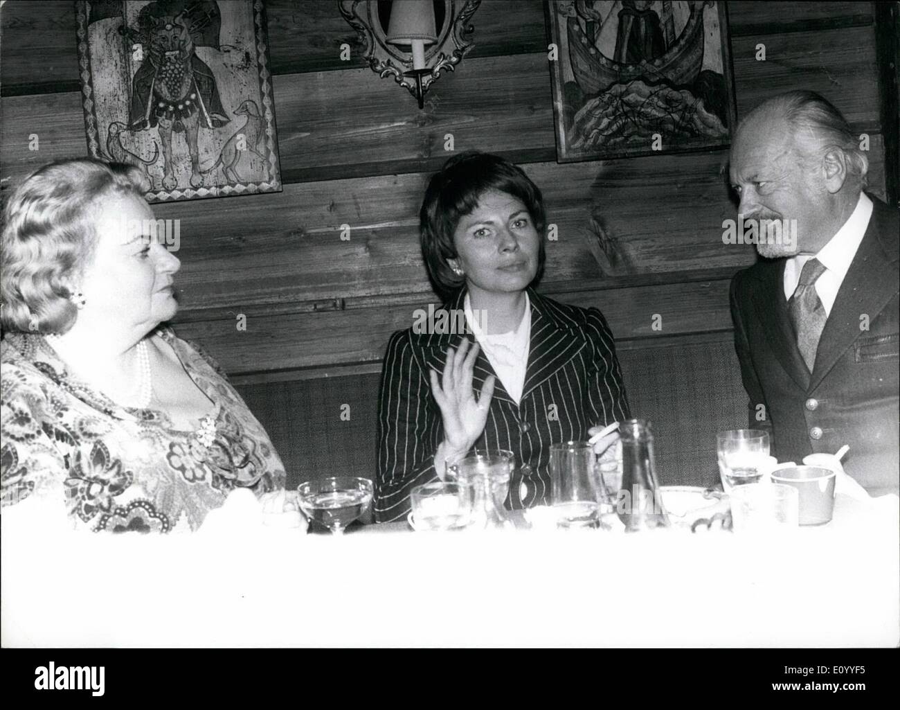 11. November 1971 - '' Imperial'' Besuch in München: Ex-Kaiserin Soraya von Persien ist auf einer vierzehntägigen Reise nach München zu ihrer Mutter, Prinzessin Eva Esfandiary sehen. Aus dem Rampenlicht so viel wie möglich zu halten, kam die Ex-Kaiserin aus ihrem Versteck für ein Abendessen in einem exklusiven Restaurant München. Foto zeigt (von links nach rechts) Prinzessin Eva Esfandiary Ex-Kaiserin Soraya und Freund Curd Jürgens. Stockfoto 11. November 1971 - '' Imperial'' Besuch in München: Ex-Kaiserin Soraya von Persien ist auf einer vierzehntägigen Reise nach München zu ihrer Mutter, Prinzessin Eva Esfandiary sehen. Aus dem Rampenlicht so viel wie möglich zu halten, kam die Ex-Kaiserin aus ihrem Versteck für ein Abendessen in einem exklusiven Restaurant München. Foto zeigt (von links nach rechts) Prinzessin Eva Esfandiary Ex-Kaiserin Soraya und Freund Curd Jürgens. Stockfoto