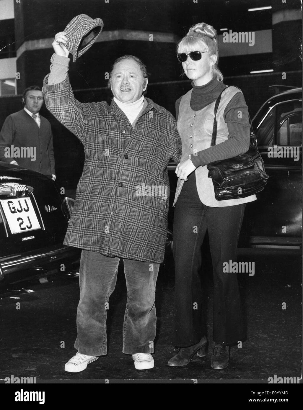 Schauspieler Mickey Rooney am Flughafen mit Frau Carolyn Stockfoto