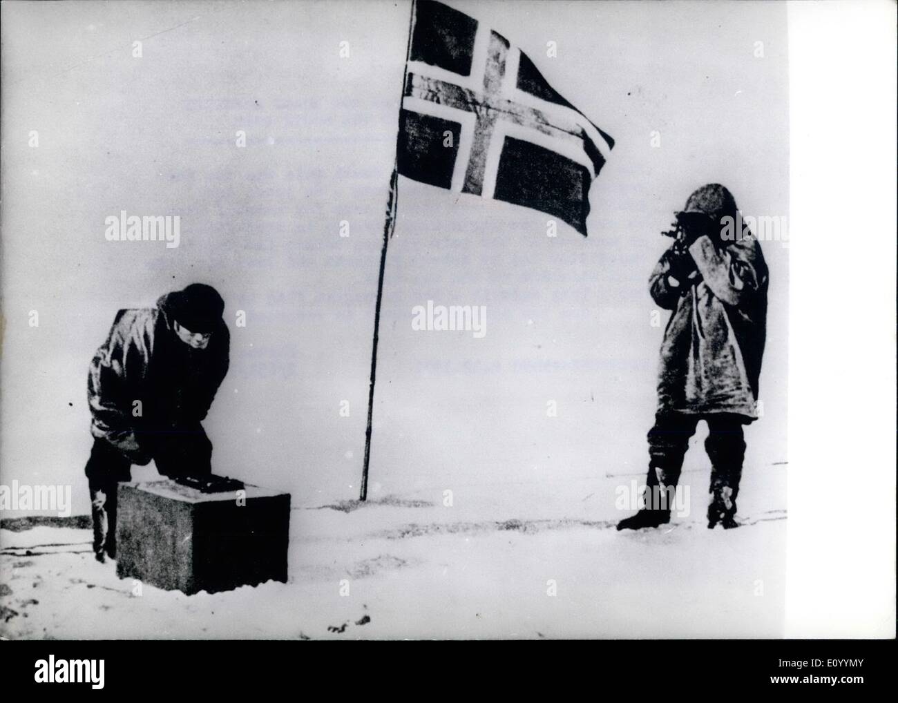 12. Dezember 1971 - 14. Dezember 1971: 60 Jahre Ago Roald Amundse erreichte den Südpol: als erste Mensch den Südpol zu erreichen war die norwegischen Forscher Roald Amundsen-60 Jahren! Amundsen hatte bereits einen Namen gemacht, als er 1903-1906, Nordwest-Passage überquerte. Er kam am Pol 53 Tage vor die englische Expedition unter der Leitung von Robert F. Scott, Loat seines Lebens in einem Schneesturm auf dem Weg zurück. Das Foto zeigt. Machten sie It-die norwegische Flagge gehisst, und der historische Augenblick wird auf Film aufgezeichnet. Stockfoto