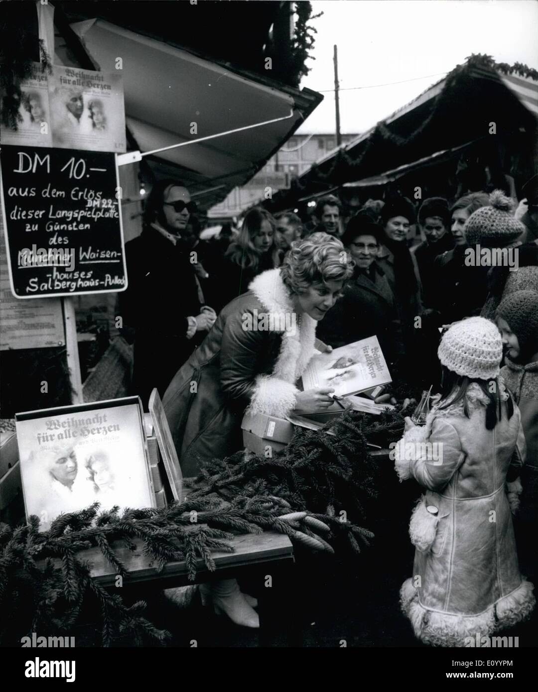 12. Dezember 1971 - Maria Schell verkauft Datensätze auf Weihnachten Markt In München: Der bekannte Film- und Theaterschauspielerin - Schwester von Maximilian Schell - zusammen mit ihrem Direktor-Ehemann Veit Relin und Produzent Fred Weyrich wurde ein beschäftigt Standinhaber am vergangenen Samstag, wenn sie den Verkauf ihrer eigenen LP '' Weihnachten für alle Herzen '' gesteigert, durch ihre Gegenwart. Es war jedoch nicht persönliche Gier, die den beliebten Star in die Rolle von einer Verkäuferin - aufgefordert den Erlös in ein Heim für Babys und Kleinkinder in München gespendet werden sollen. Stockfoto