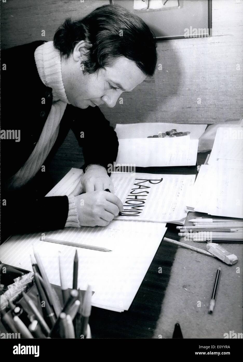 12. Dezember 1971 - eine Oper geschrieben speziell für die Olympischen Spiele 1972: Joachim Ludqig, einem Münchner Komponisten beauftragt eine Oper zu schreiben, die während der Olympischen Spiele in München 1972 durchgeführt werden soll. Der 38 Jahre alte Musiker arbeitet Weg um seine Frist einzuhalten. (Unser Bild) Herr Ludwig komponiert sein erste Stück für Klavier im Alter von 11 Jahren sein als Pianist im Alter von 12 Debüt, und Klavier, Komposition studierte und Dirigieren in Dresden, Berlin, Paris und Salzburg als einer seiner Lehrer der berühmte Dirigenten Herbert von Karajan war Stockfoto