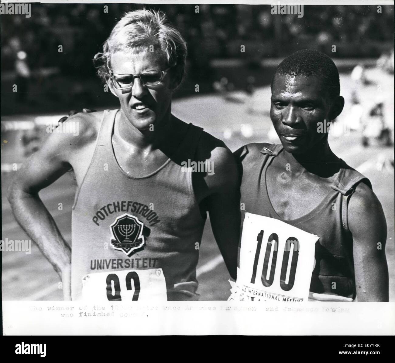 12. Dezember 1971 - schwarz / weiß-Athleten In Südafrikas erste Multi-nationalen Leichtathletik-Meeting. Im Bild zusammen, nach dem 10.000 Meter Rennen, vor kurzem in Kapstadt während Südafrikas erste Multi-nationalen Leichtathletik-Meeting statt. sind Andries Krogmann (links), der Sieger, und Johannes Metsing, die zweite - war sowohl in Südafrika. Stockfoto