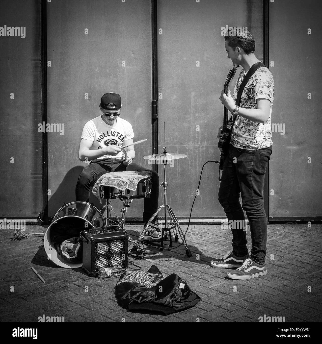 Junge Buskers in Cambridge Gitarrist Schlagzeuger Gitarre Schlagzeug Stockfoto