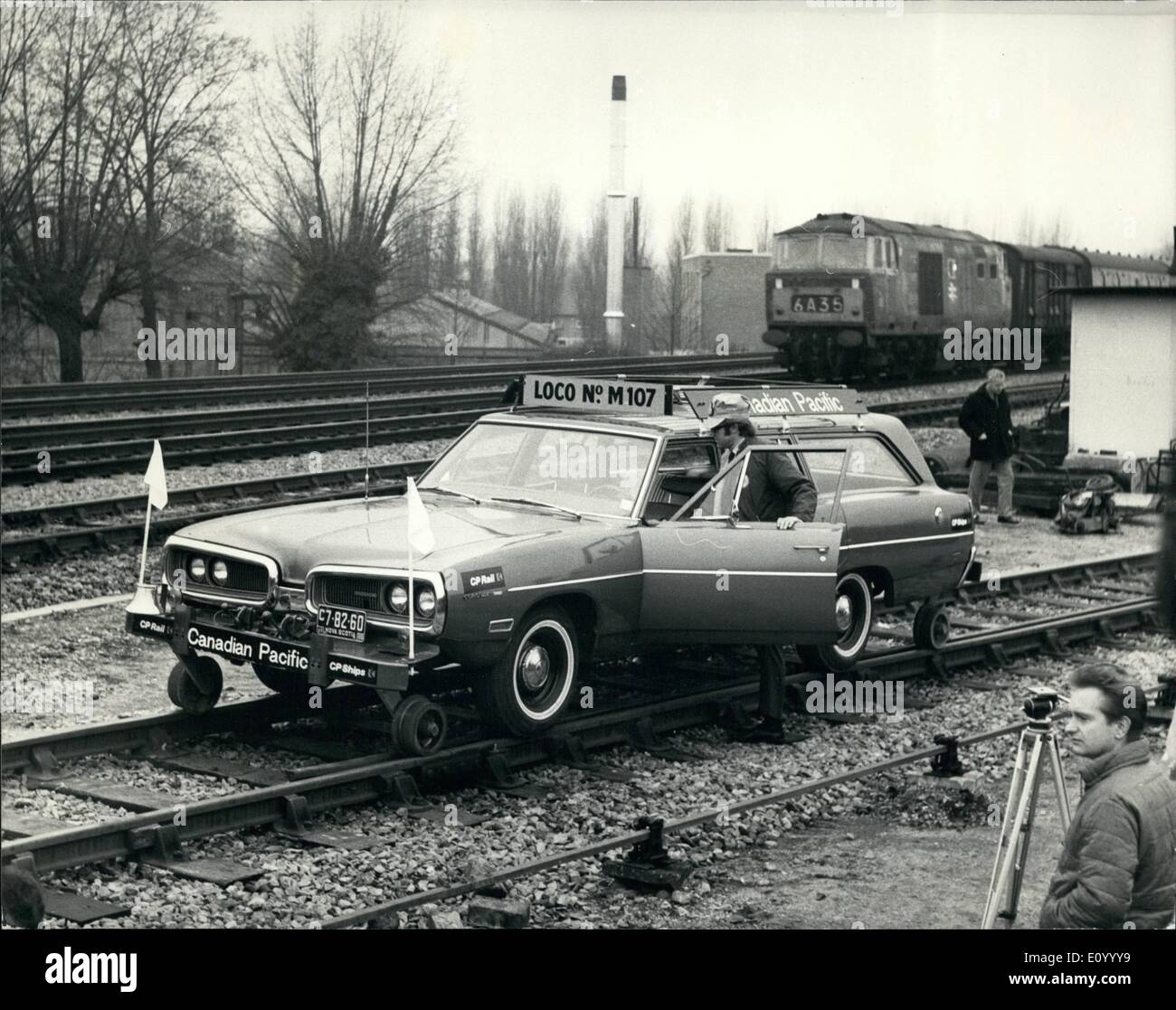 12. Dezember 1971 - Demonstration der CP Schienen Hy-Schieneneinheit: eines der ungewöhnlichsten Autos jemals anzukommen in Großbritannien zeigte sich heute in West Drayton Bahnhof. Britische Schiene freundlicherweise zugestimmt, Canadian pacific Railway - cp Rail anzuzeigenden Hy-Rail Einheit, eines der ungewöhnlichsten Elemente der Fahrzeuge des Unternehmens, die es auf einen kurzen Besuch in Großbritannien war. das Auto, der mit seiner offiziellen Benennung - Hy Schieneneinheit, ist in der Tat eine typische nordamerikanische Kombi mit einem großen Unterschied - es wurde entwickelt, um auf Eisenbahnstrecken als Wel s Straßen laufen Stockfoto