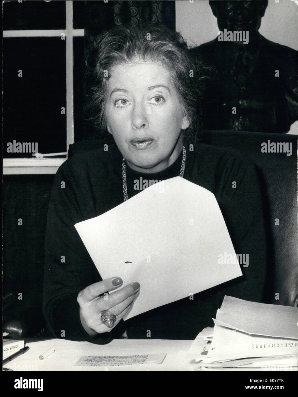 12. Dezember 1971 - Labour Party-Pressekonferenz: Frau Judith Hart, M.P. gab heute eine Pressekonferenz im Transport-Haus. Frau Hart, der Vorsitzender der Labour Party südlichen Afrika Solidaritätsfonds, gab Details über den Fortschritt der Unterstützung der Partei für die Befreiung-Bewegung of Southern Africa und kündigte einen neuen Spendenaufruf. Der Solidaritätsfonds wurde eingerichtet, nach einer Auflösung, mit der Aufforderung an die National Executive Committee, Ã ¢ â '¬Ëœoffer volle Unterstützung, moralische und materielle, die Freiheitsbewegung in Südafrika"auf der Jahrestagung 1970 durchgeführt wurde. Foto zeigt Frau Stockfoto