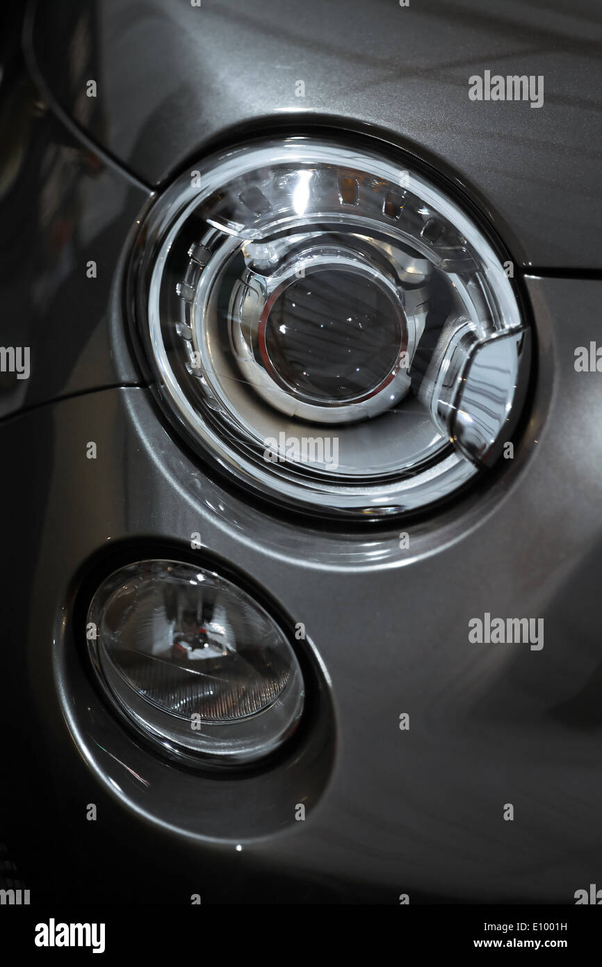 Farbdetails auf die Scheinwerfer eines Autos Stockfoto