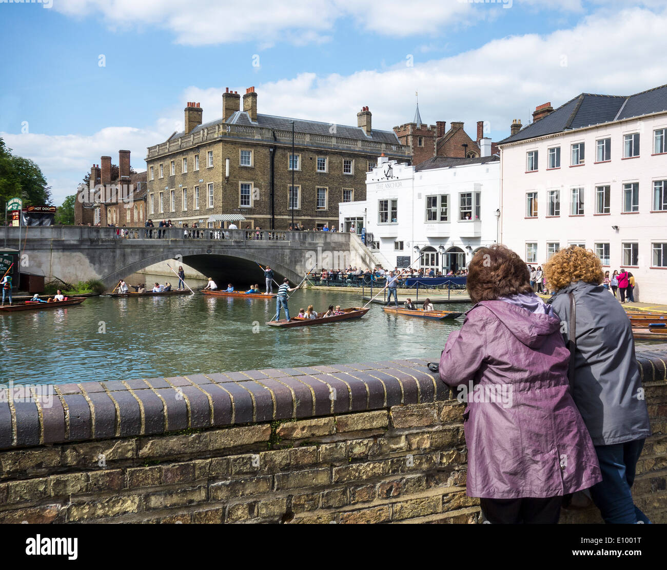 Zwei Frauen beobachten Bootsfahrer Börsenspekulanten auf dem Fluss Cam in Cambridge Stockfoto