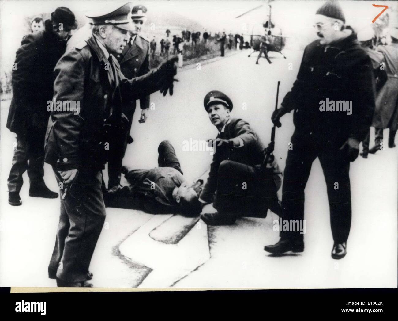 30. Dezember 1971 - Bankraub in Köln: nach der großen Suche nach drei Gangster, die eine Filiale der Deutschen Bank in Köln am 27. Dezember beraubt kam es zu einem dramatischen Ende gestern. Nachdem die Räuber - davongekommen, die mit DM 300.000 (100.000 $) - waren versteckt in einem Waldgebiet in der deutschen - französischen Grenze in der Nähe von Searbrucken sie wurden erstmals von einem Polizei-Hubschrauber am 29. Dezember gesehen. Nachdem die Polizei das ganze Gebiet umgeben, kam es zu einer Konfrontation zwischen ihnen und den Gangstern Stockfoto