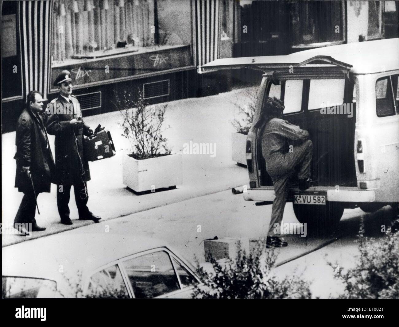 30. Dezember 1971 - Bank Robbey in Köln: drei bewaffnete Männer eine Bank in Köln am Montag ausgeraubt? 35.000 und mit zwei hochrangige Polizisten als Geiseln, zog in Richtung der französischen Grenze in Saarbrücken. Nachdem sie ihre Geiseln in einem Wald begann eine große Fahndung für die Raiders, und gestern haben die drei Männer in einem Dorf Saarland gefangen genommen wurden, nachdem der Anführer erschossen wurde und schwer von der Polizei verwundet befreit hatte, wurde er von der Polizei als Kurt Vicenik und österreichischen ernannt. Stockfoto
