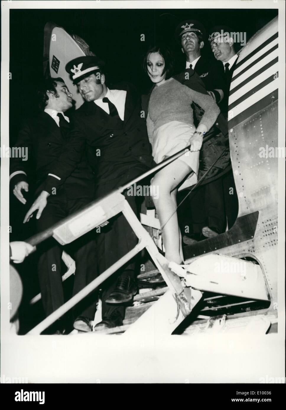Dez. 00, 1972 - nach einer zweitägigen Odyssee der Passagiere nach Sofia entführt: zurück zum Flughafen von Istanbul nach schrecklichen Tortur, die zwei Tage dauerte. Eine Gastgeberin Trojas Verkehrsflugzeug '''' von vier türkischen Anarchisten, entführt, wenn die DC-9 zurückholen von Passagieren und Besatzung nach Istanbul erschöpft und am Rande eines Nervenzusammenbruchs. Stockfoto