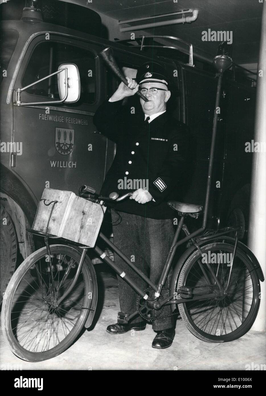 1. Januar 1972 - Fahrrad für A Feuerwehrmann: Die Feuerwehrmänner von Willich (Westdeutschland) gab ihr Chef ein Fahrrad mit blauen Signallampe. Johannes Drenk lebt in der Nähe der Feuerwehr wollte nicht, dass einen Dienst - Auto und war zufrieden mit dem roten Fahrrad. Ausgestattet mit blauem Signal Licht welche Werke von einer Autobatterie und ein Horn, das er mit seinem Mund bläst ein '' Sirene '' der Feuerwehrmann werden durch die Straßen fahren. Stockfoto