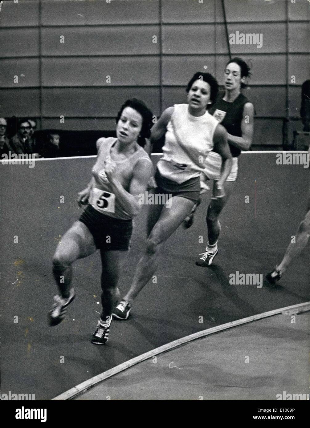 1. Januar 1972 - Ford nationale athletische Hallenmasters in Cosford R.A.F - Wolverhampton. Foto zeigt: Inge Bodding, der Bundesrepublik Deutschland ist führend in der Frauen-Einladung-400-Meter-Lauf gesehen. Das Rennen gewann durch Caracterización Bernard, Wolverhampton und Bilston AC (Nr. 2) gesehen in der Nähe, hinter dem deutschen Mädchen. Stockfoto