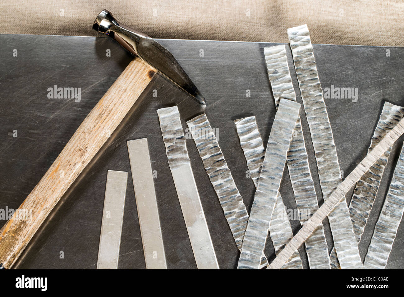 Handwerker, Nicole & Harry Hansen, Sterling & Stahl, erstellen original Sterling Silber und Eisenstücke.  Hand geschnitten & Silber gehämmert Stockfoto