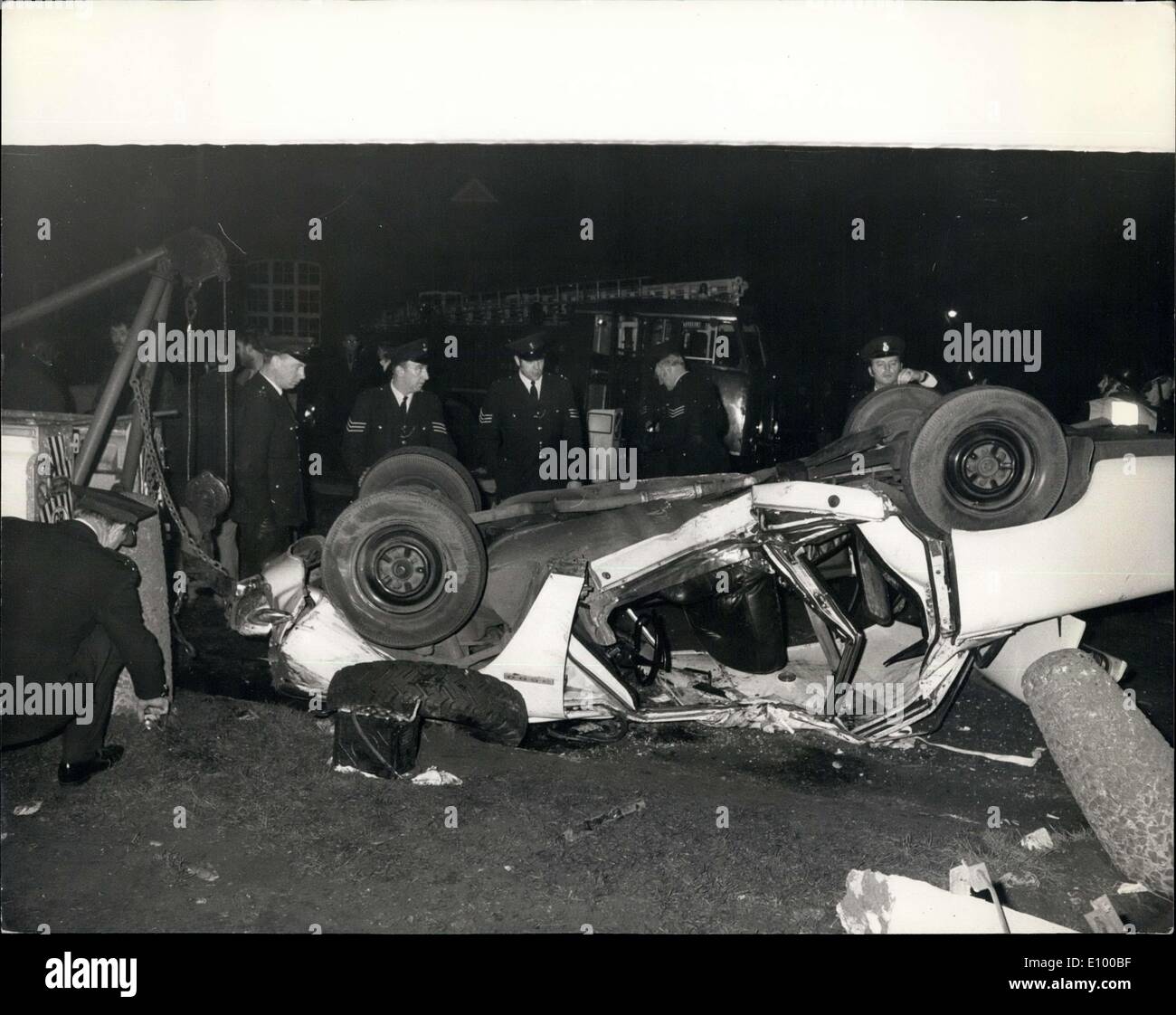 6. Januar 1972 - Polizist stirbt als Barmherzigkeit Dash Auto Hits Post.: Ein Polizei Auto stürzte ein kardiale Techniker von London nach Surrey für einen Notfall Herz Fall schlagen einen Laternenpfahl und hob nur 100 Yards von seinem Ziel, letzte Nacht. Der Polizei-Fahrer wurde getötet, aber die Techniker - eine Frau- und eine Krankenschwester entging Verletzungen. Der Aufruf für das Herz-Team wurde von St.-Petri Hospital, Chertsey, St.-Georgs Hospital, Hyde Park Corner. Zwei Londoner Polizeiautos waren Caloed, als Eskorte und anderen, die Techniker, Schwester und die Ausrüstung zu tragen. Ein Sprecher bei St Stockfoto