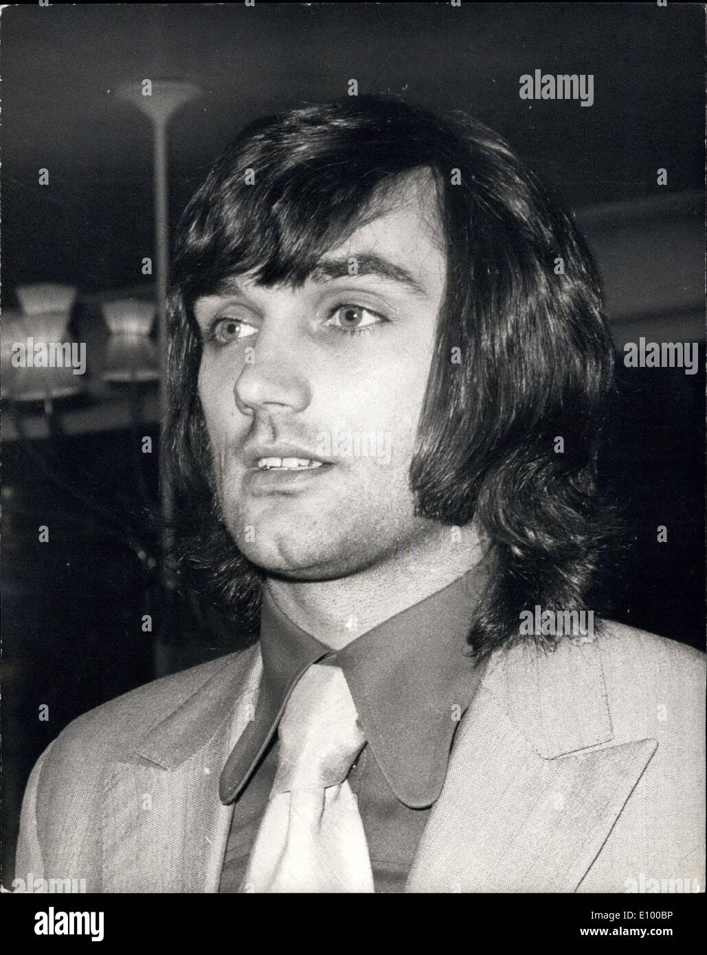 7. Januar 1972 - George Best verschwindet: George Best, die Manchester United Fußball-Star verloren gegangen - und hat es versäumt, Bericht für die ganze Woche Ausbildung - und vom morgigen Heimspiel gegen Wölfe fallen gelassen wurde. Manager Frank O'Farrell sagte heute: "George Best hat die ganze Woche nicht trainiert und daher für die morgige Spiel passt nicht." Ein enger Freund von Bests sagte, dass er vor kurzem Miss Great Britain - 19-Year-Old Carolyn Moore, eskortiert worden hat lebt in Nantwich, Cheshire. Das Foto zeigt George Best, der Manchester United Fußball-Star, der nicht gemeldet hat, für die ganze Woche Ausbildung. Stockfoto