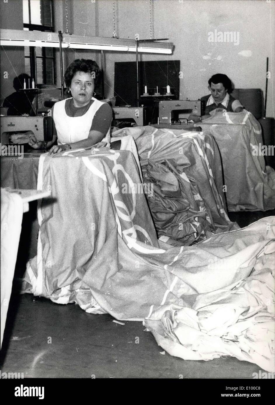 11. Januar 1972 - Olympische Flaggen für München sind made in Berlin: Berlin ist Nähen Flags für München. Olympic Flags 6000 Fahnen der Stockfoto