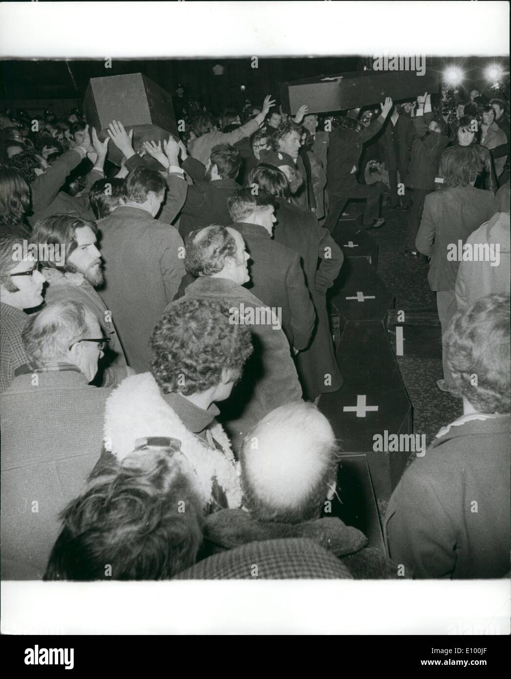 2. Februar 1972 - 122 In London Ulster Demonstration verhaftet: Hunderte von Polizisten in Whitehall, die letzte Nacht mit fast 5.000 Demonstrator auseinander gesetzt, wenn ein Protest Marsch über die 13 Londonderry Todesfälle letztes Wochenende Schließkonzept zu einem Aufstand. Viele Attemps wurden durch Polizei Reihen 10 Downing Street mit 13 symbolisch Särge abstürzen aber sie flogen zurück. Verhaftungen belief sich auf 122 und 55 Polizisten und 36 weitere Menschen wurden verletzt. Foto zeigt einige der 13 symbolisch Särge, die Demonstranten während des Marsches an der Downing Street gestern Abend durchgeführt wurden. Stockfoto