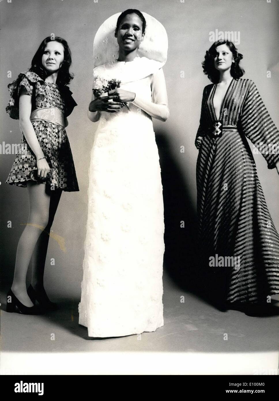 2. Februar 1972 - Recontre De La Jeune Modus: zehn der wichtigsten Modeschulen in Europa beteiligte sich an den Recontre De La Jeune Mode, wurde von den Herstellern Stickerei in Sankt Gallone, Schweiz. Die Modeschulen präsentiert jeweils sechs verschiedene Modelle und eine internationale Jury Valueated sie. Alle Modelle wurden aus St. Gallon Textilgewebe. Das Foto zeigt drei der Modelle von der preisgekrönten Modeschule aus Barcelona präsentiert. Stockfoto