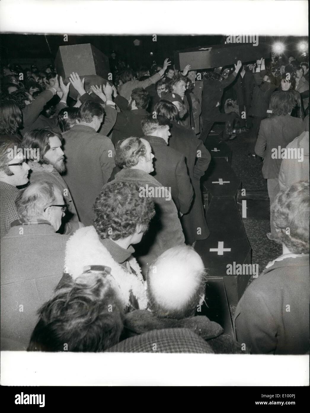 2. Februar 1972 - Rang 122 verhaftet In London Ulster Demonstration Hunderte von Polizisten in Whitehall mit fast 5.000 Demonstranten bei einem Protestmarsch über den 13 Londonderry Tod entwickelte sich zu einem Aufstand. Viele Versuche wurden unternommen, durch Polizei Reihen 10 Downing Street mit 13 symbolisch Särge Absturz aber sie flogen zurück. Verhaftungen insgesamt 122 und 55 Polizisten und 36 weitere Menschen wurden verletzt. Foto zeigt:-einige der 13 symbolisch Särge, die Demonstranten während des Marsches an der Downing Street durchgeführt wurden. Stockfoto